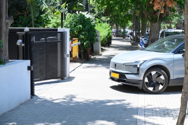 רכב נכנס אל חניה רובוטית בפרויקט תמ"א